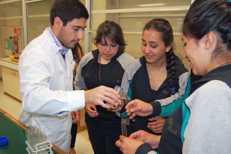 Un entretenido acercamiento a la química tuvieron estudiantes de Villarrica en la Ufro