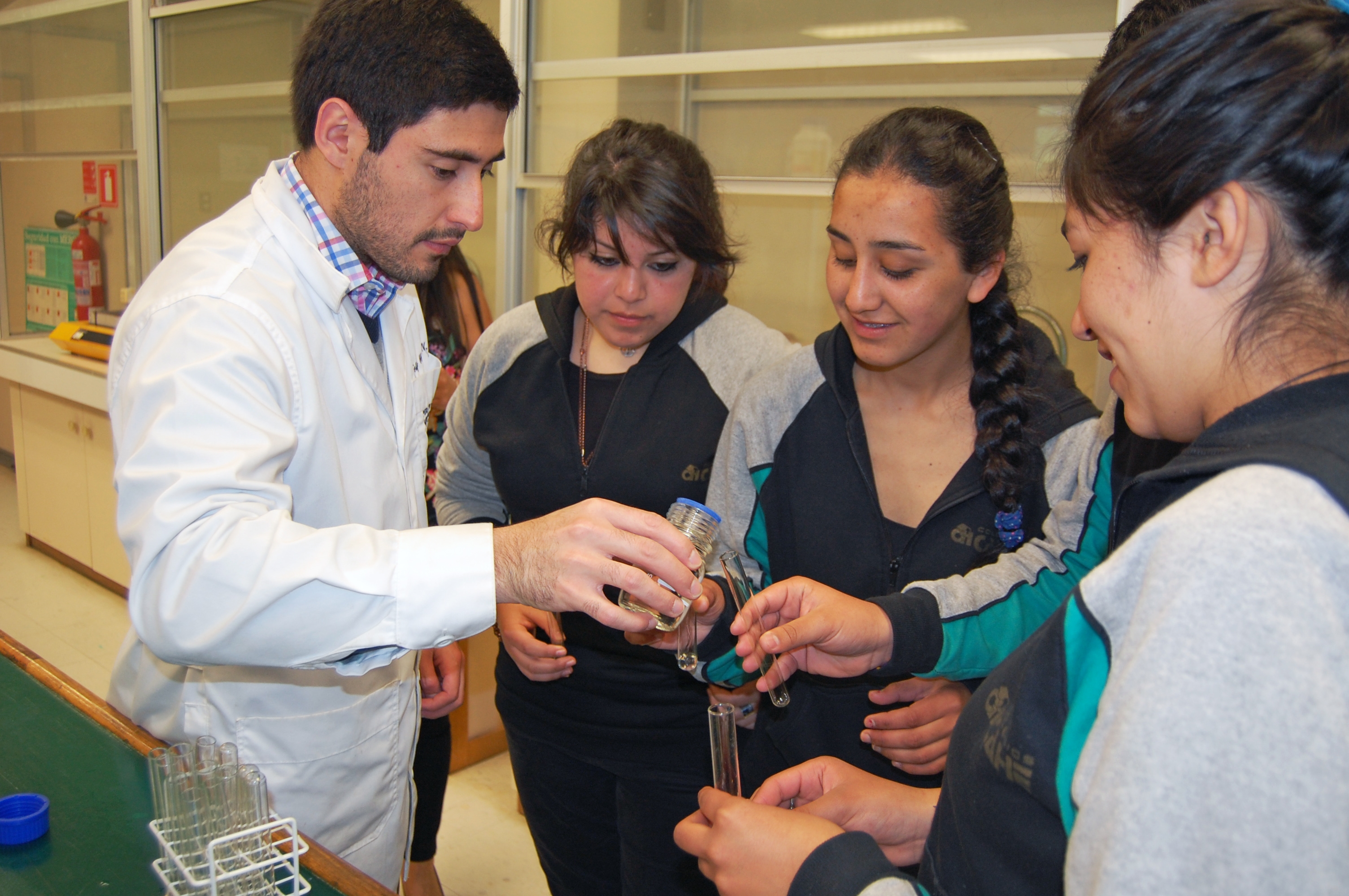 Un entretenido acercamiento a la química tuvieron estudiantes de Villarrica en la Ufro