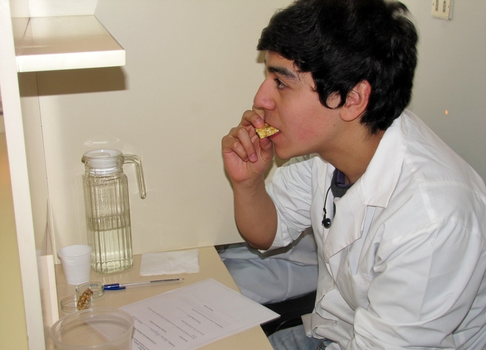 Estudiantes evalúan la calidad de los alimentos en taller de ciencias