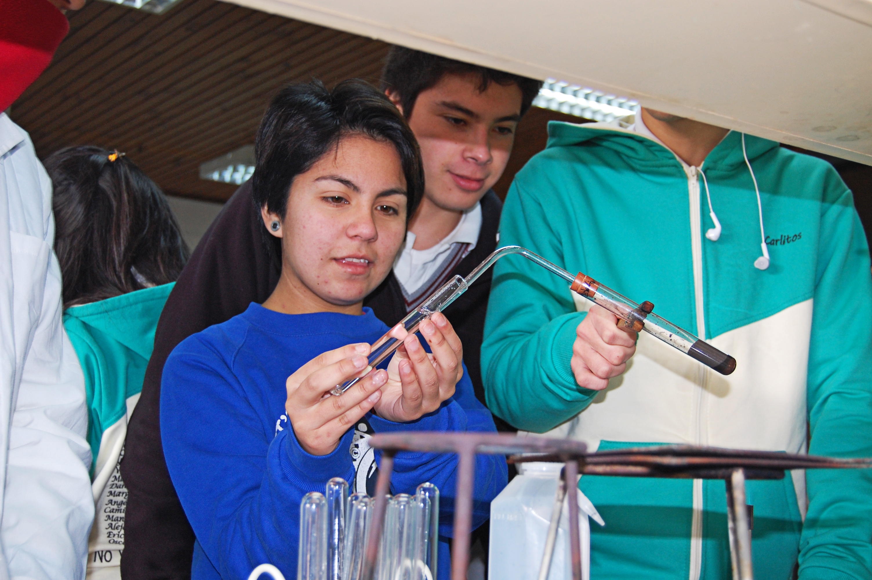 Jóvenes de Temuco descubren la química orgánica a través de experimentos científicos