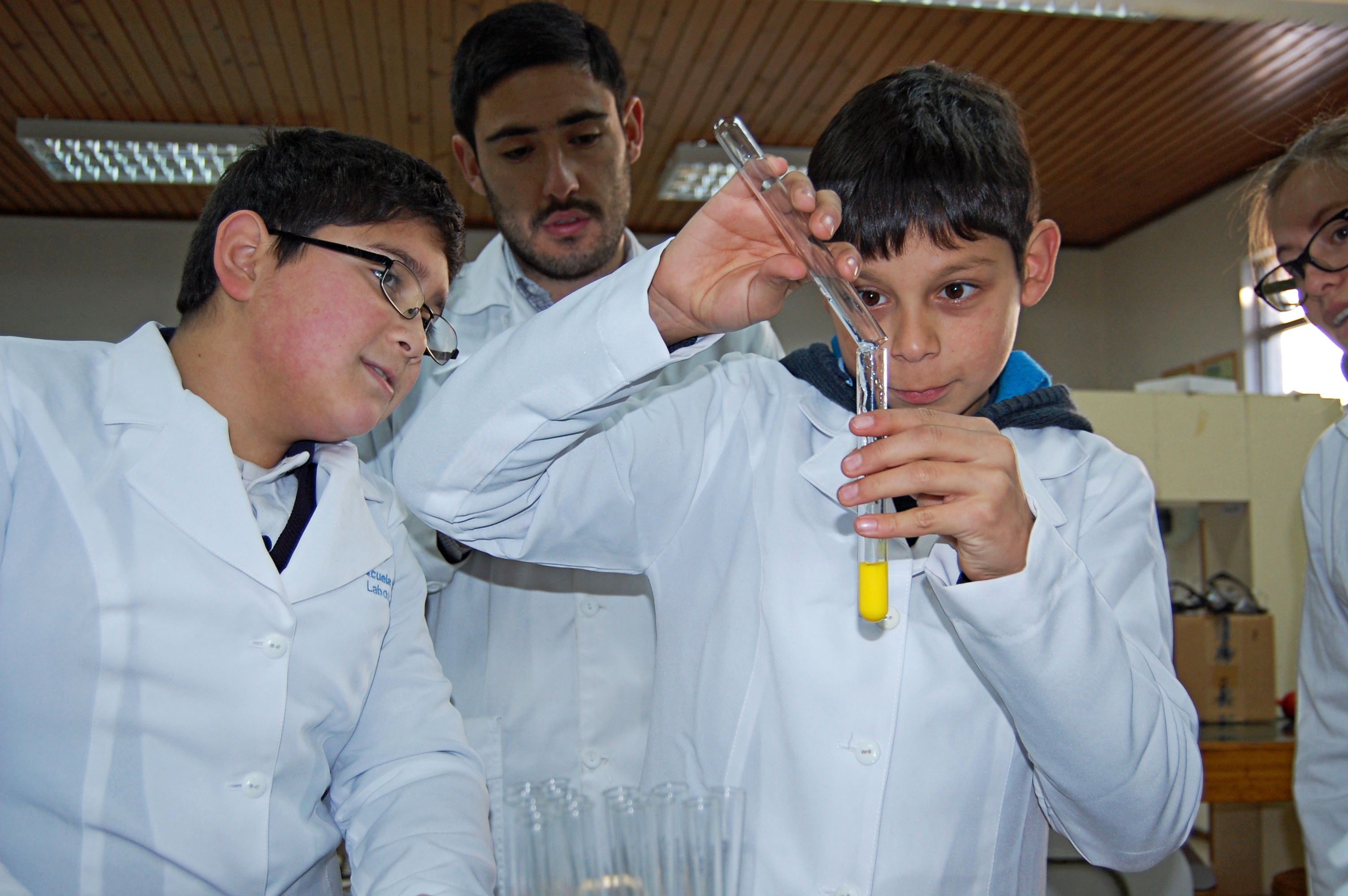 Estudiantes de Temuco y Nueva Imperial experimentan la química en taller científico