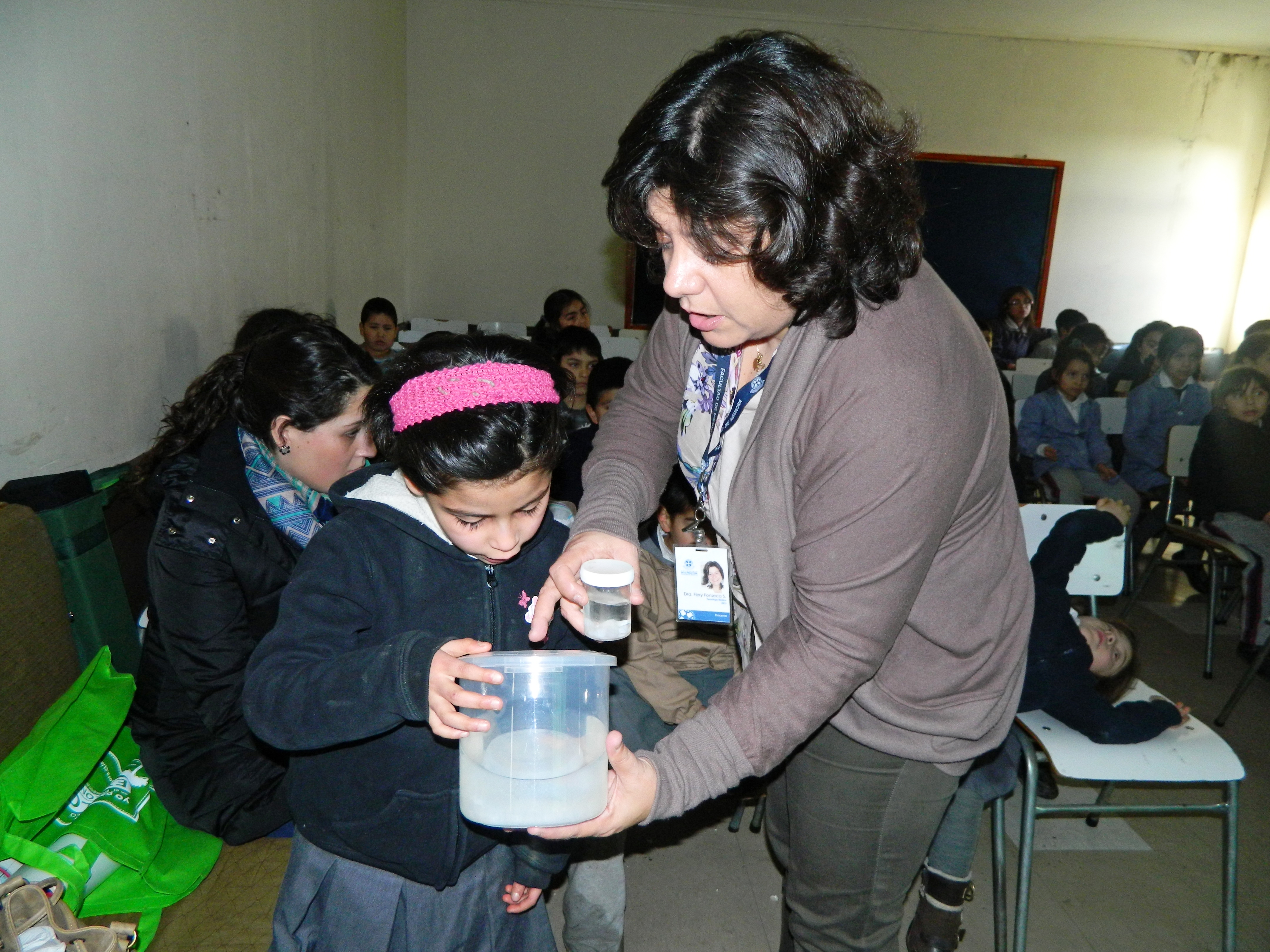 Niños y niñas de la Escuela Santa Rosa aprenden qué son los parásitos y cómo prevenirlos