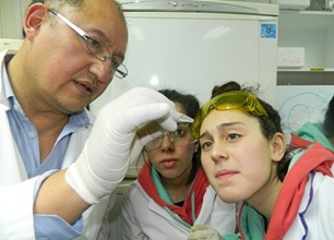 Jóvenes se sorprendieron con la magia de la genética en INIA Carillanca