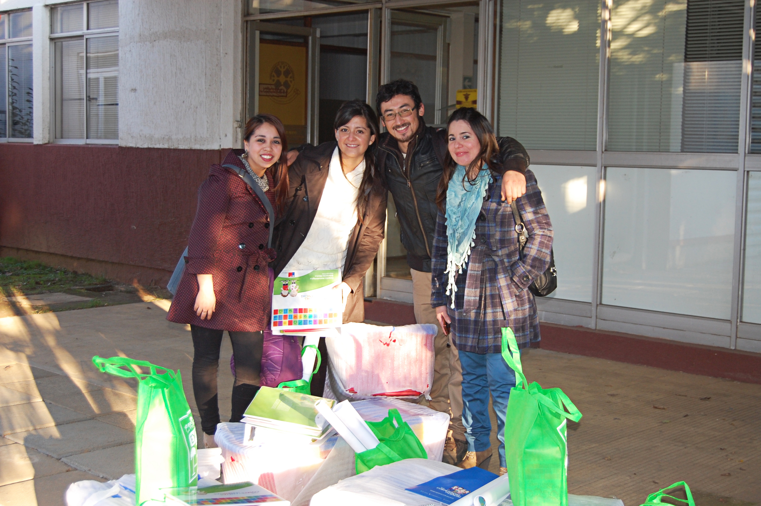 Facilitadores TCC reciben materiales para iniciar talleres científicos