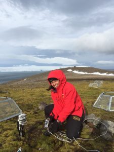 Claudia Rabert en uno de sus viajes a la Antártica. La científica estuvo por más de 15 años trabajando investigando los cambios de plantas en este continente. 