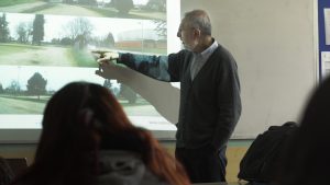 Héctor Jorquera impartiendo charla estudiantes de La Araucanía