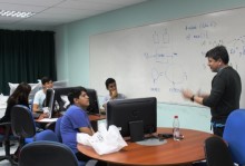 Problemas de complejidad matemática se resuelven en la sala Parinacota