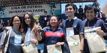 Competencia escolar de matemática en pasto sintético