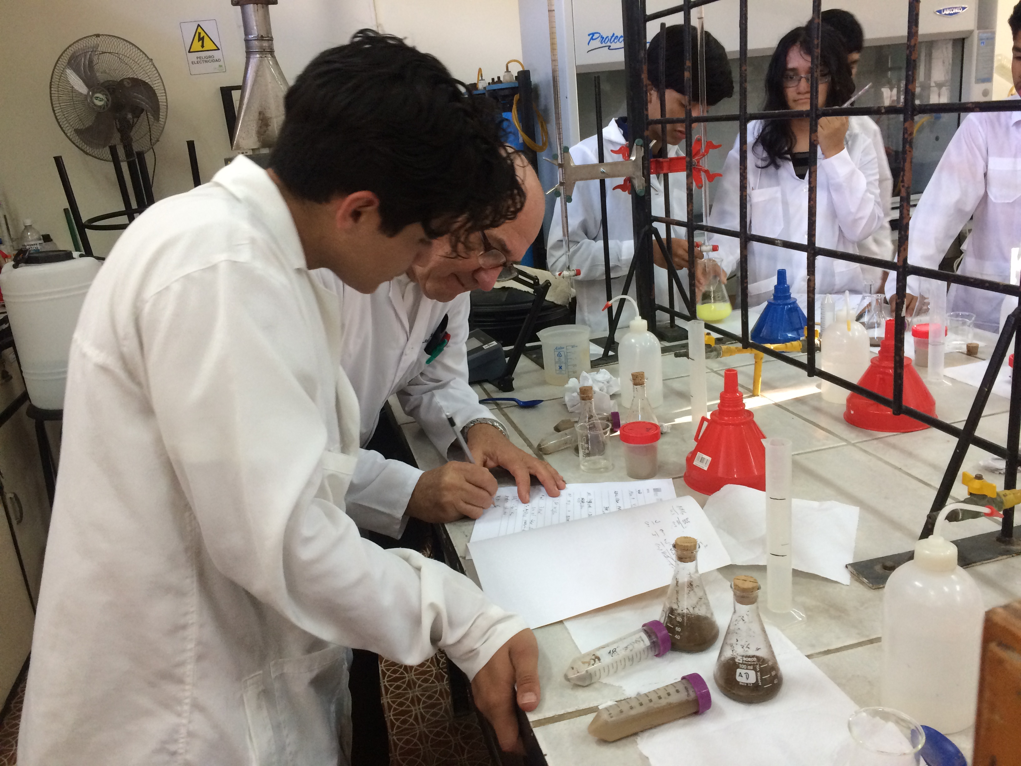 Con los ojos, las manos y los pies en el suelo