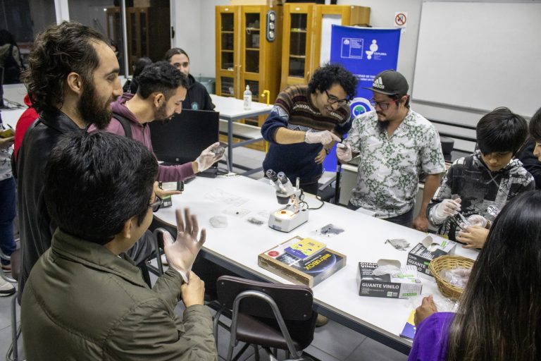Tocando rocas extraterrestres celebraron el Día del Asteroide en Arica