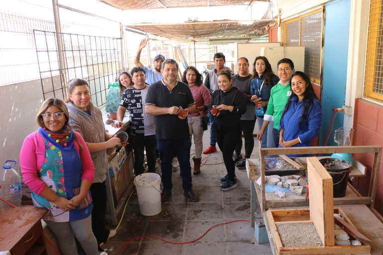 Académico de la Facultad de Ingeniería dicta taller sobre sostenibilidad para apoderados de una escuela