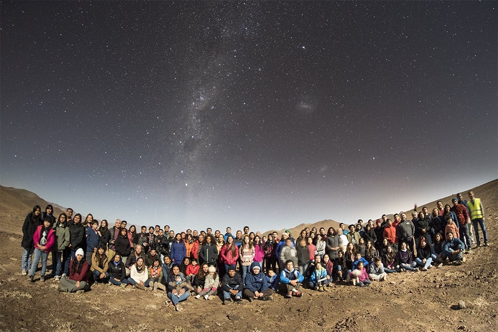 Más de 100 personas fueron inmortalizadas bajo la vía láctea durante el Día de la Astronomía en Atacama