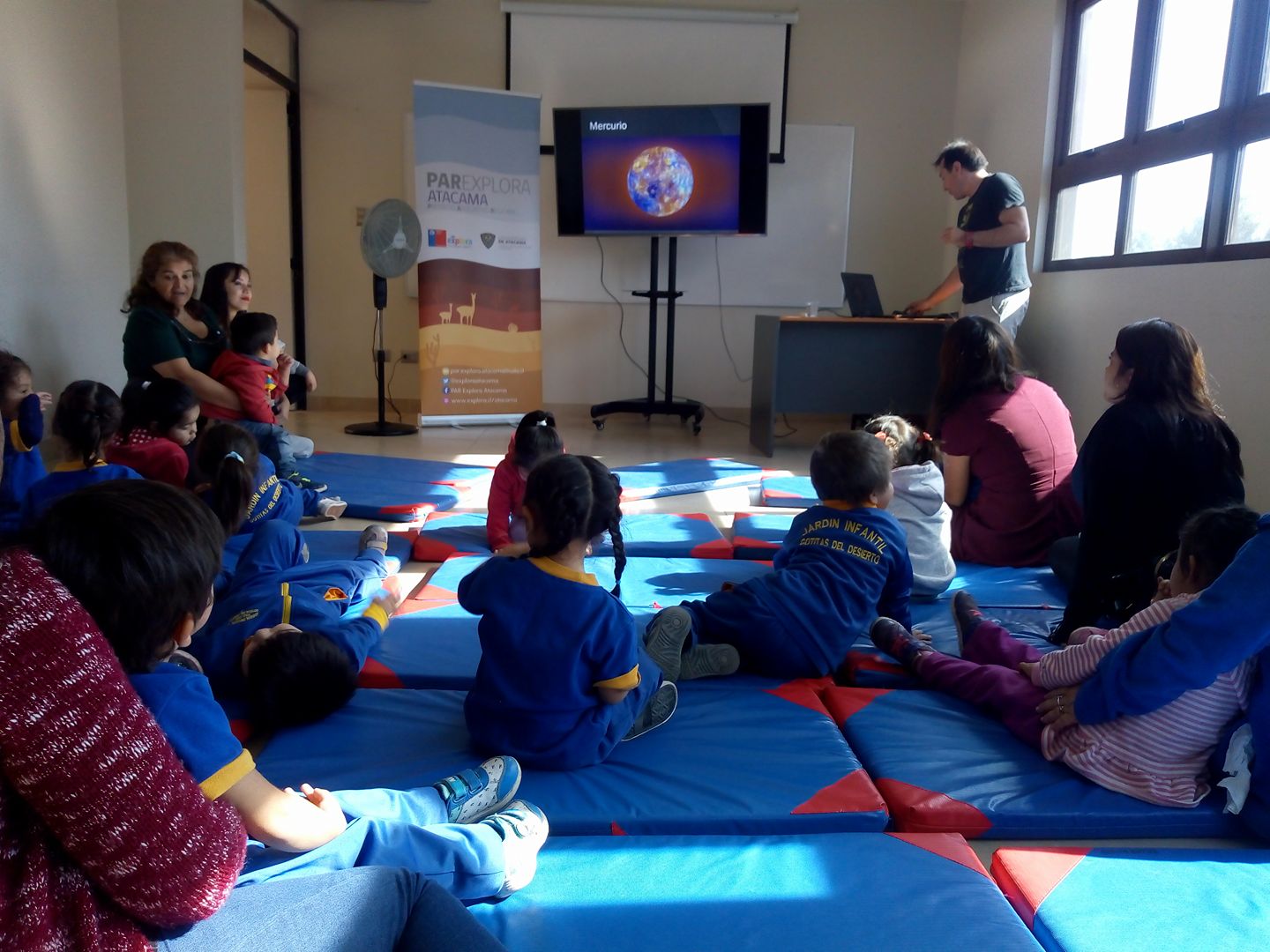 Jardín infantil Gotitas del Desierto recibió charla de astrónomo Sergio Flores en la UDA
