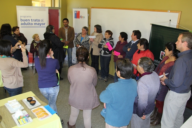 Exitosa mateada científica con adultos mayores para el Día Internacional de la Astronomía