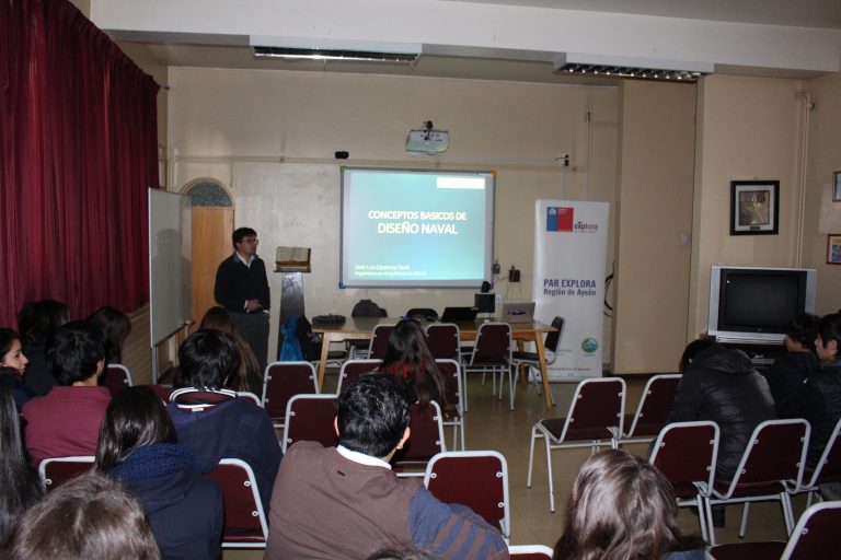 Comenzaron los preparativos para la 2da Carrera de Nauticlaje: escolares reciben charla sobre diseño naval