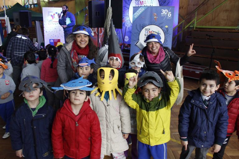 Feria “La ciencia sale a la calle” congregó a cientos de estudiantes en torno al mundo de los océanos