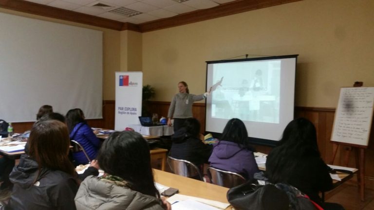 Educadoras de párvulos y asistentes de educación se capacitan para enseñar ciencia en el patio de la escuela