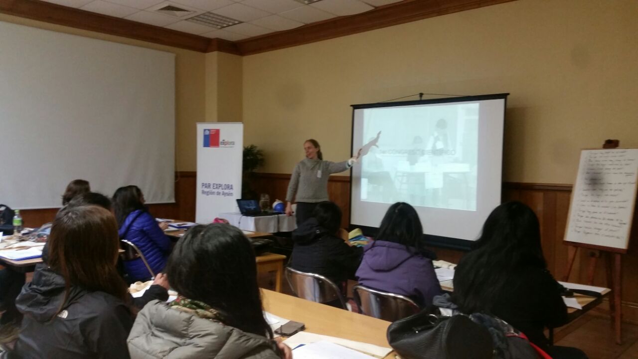 Educadoras de párvulos y asistentes de educación se capacitan para enseñar ciencia en el patio de la escuela