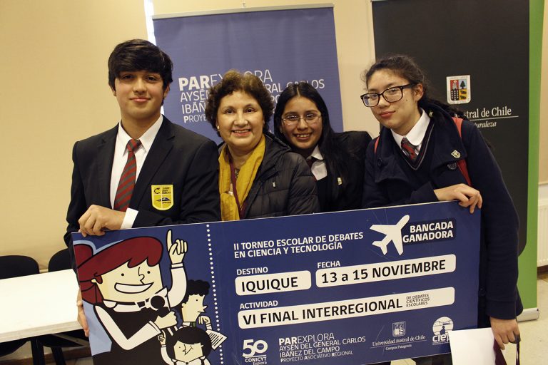 Estudiantes del Liceo Juan Pablo II obtienen primer lugar en Torneo Escolar de Debates