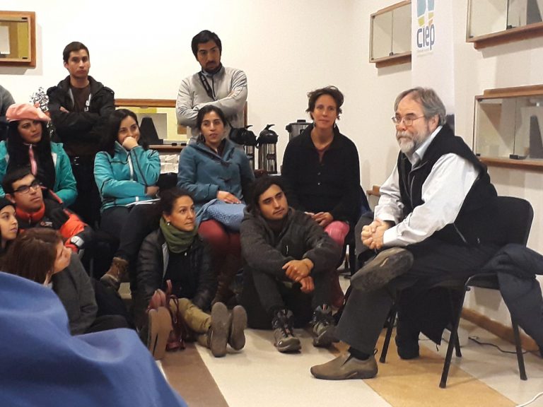 Charla "Entre mate y ciencia" contó con la exposición de destacado pensador Ricardo Rozzi