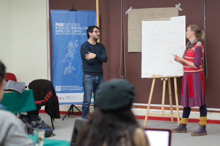 Docentes se preparan para guiar clubes de ciencia escolar