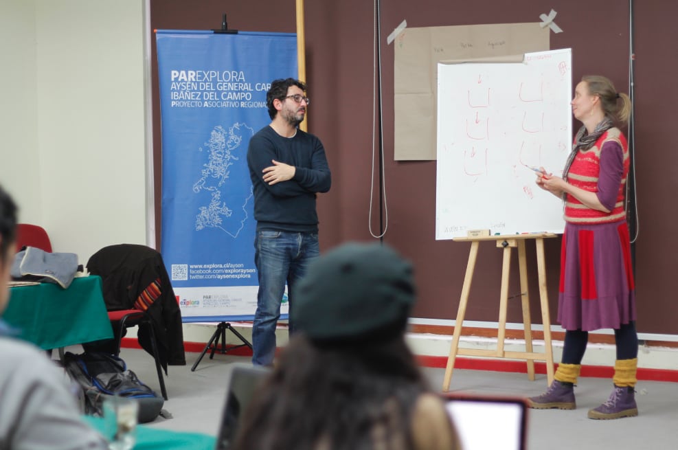 Docentes se preparan para guiar clubes de ciencia escolar