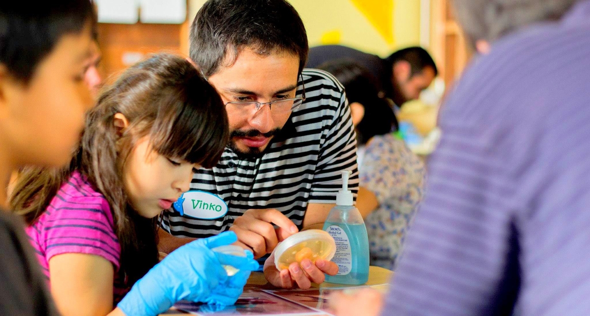 Explora invita a Establecimientos Educacionales de la región a solicitar Charlas de 1000científicos, 1000 aulas