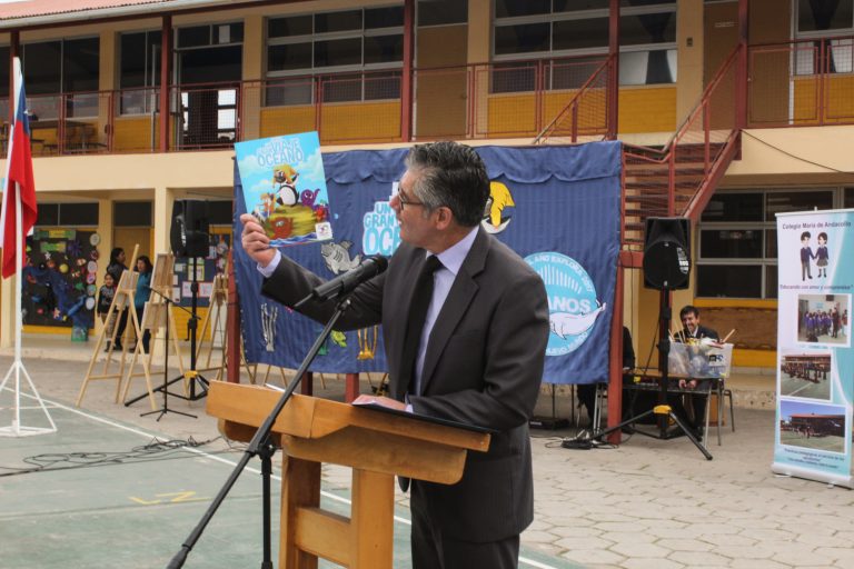 Lanzamiento del álbum de los océanos reúne a escolares y la familia en torno a la ciencia