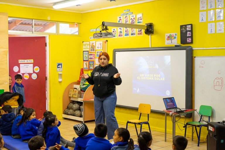 Niños y niñas que exploran las ciencias están más preparados para enfrentar el futuro