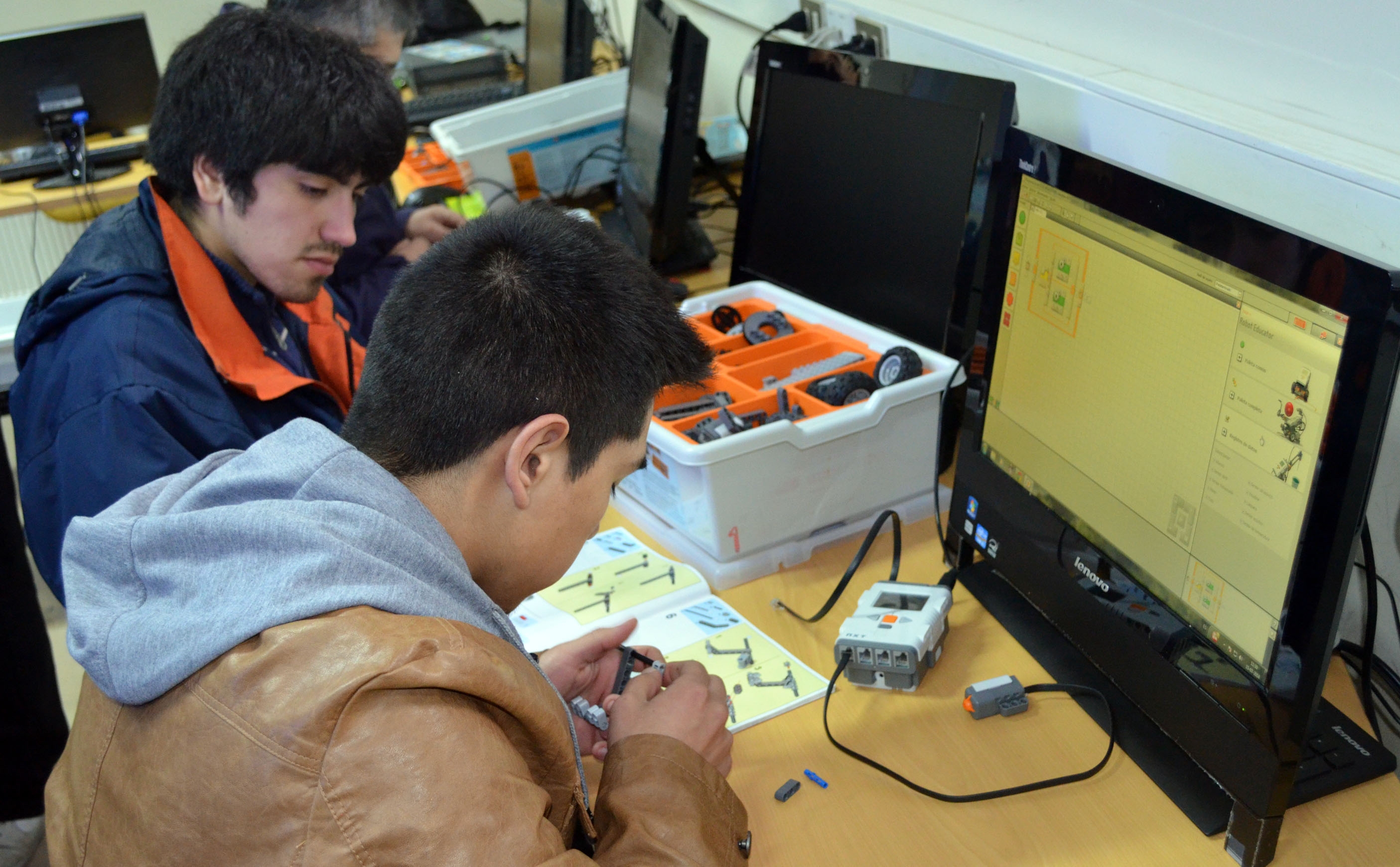 Alumnos de la región participan de Taller de Robótica y Programación para Smartphone