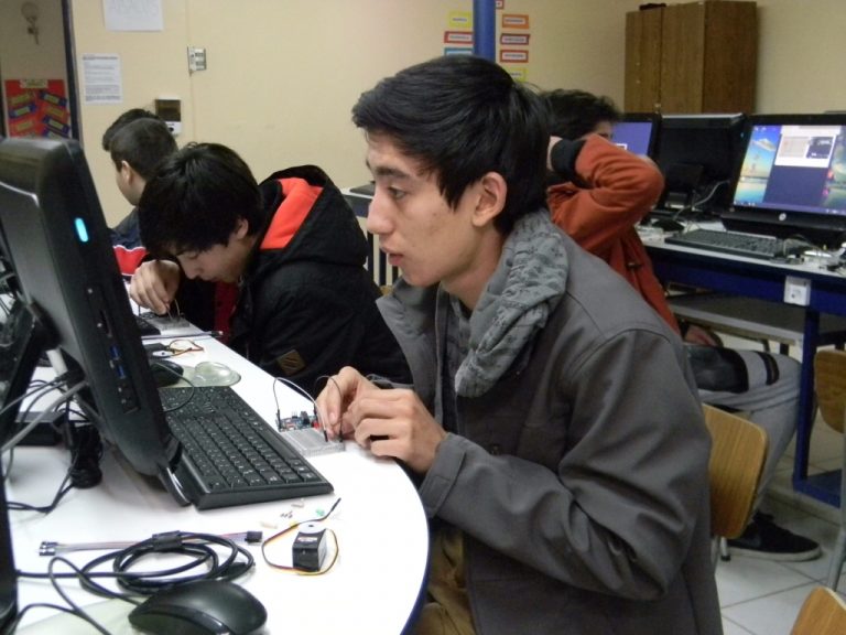 PAR Explora Magallanes y Escuela de Verano de UChile realizan Taller de Programación y Arduino