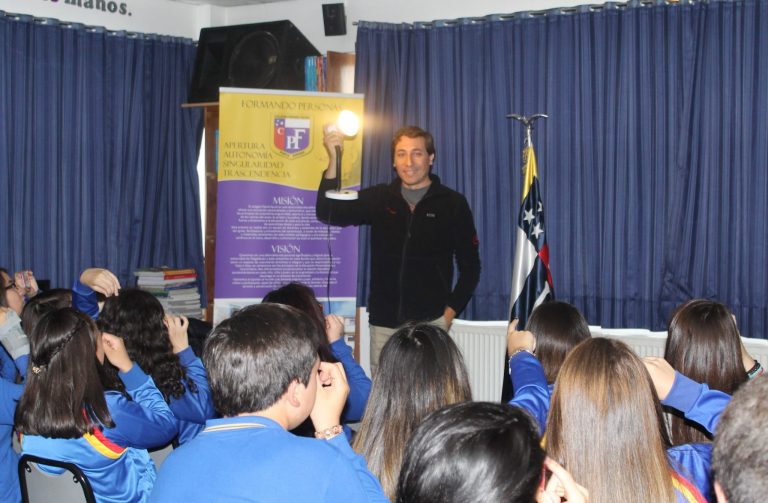 Con entretenidas actividades en colegios de Puerto Natales y Punta Arenas se iniciaron las celebraciones del Día de la Astronomía en Magallanes