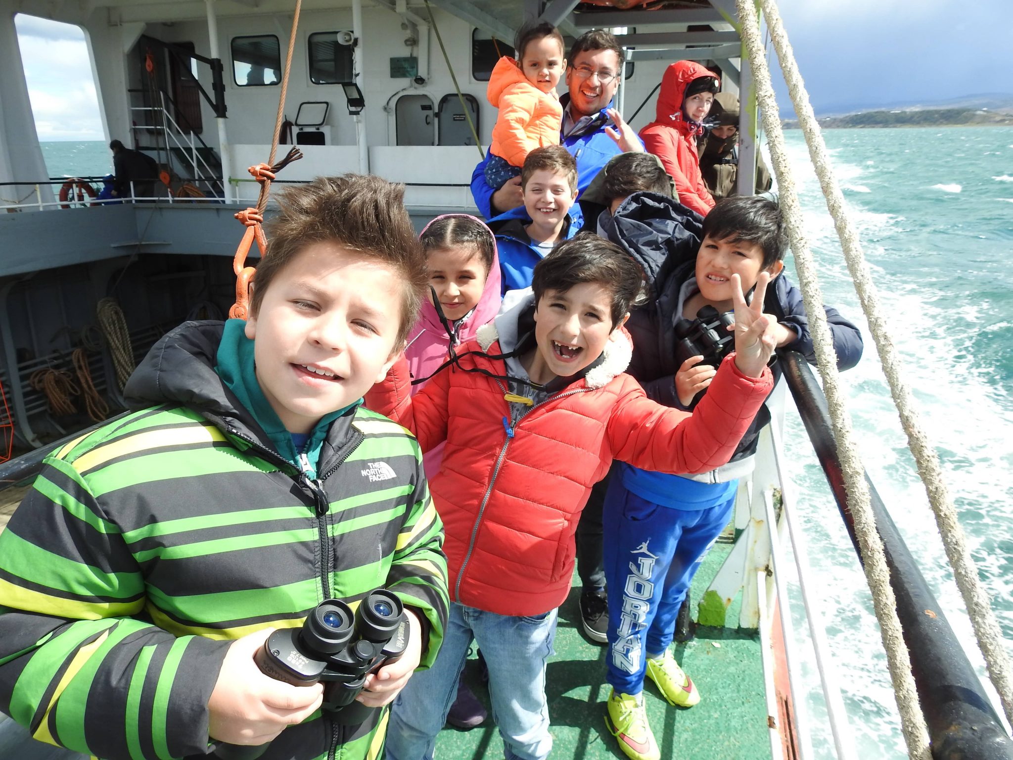 Niños del Taller “Pajareando” se trasladaron a Isla Magdalena para conocer el hábitat del Pingüino Magallánico