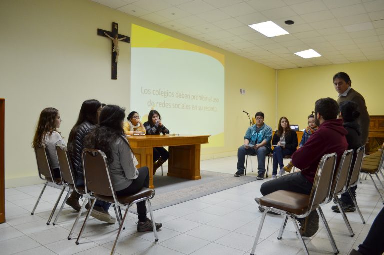 Escolares de Puerto Natales y Punta Arenas se capacitaron para participar en el IV Torneo Interescolar de Debates en Ciencia y Tecnología