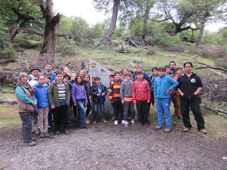 Álbum de la Biomimética 2016 llevó a escolares de la Escuela Santiago Bueras a conocer el Parque Torres del Paine