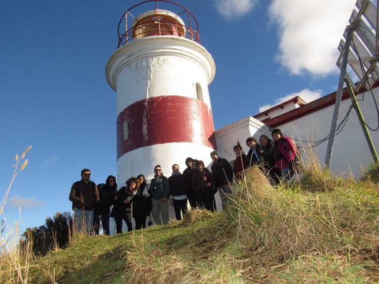 Estudiantes y académicos de Biología Marina realizan excursión científica al Faro San Isidro en conmemoración del Mes del Mar