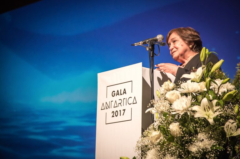 Distinguen a Margarita Garrido, directora PAR Explora Magallanes, con el Premio Acción Educativa en Gala Antártica de INACH