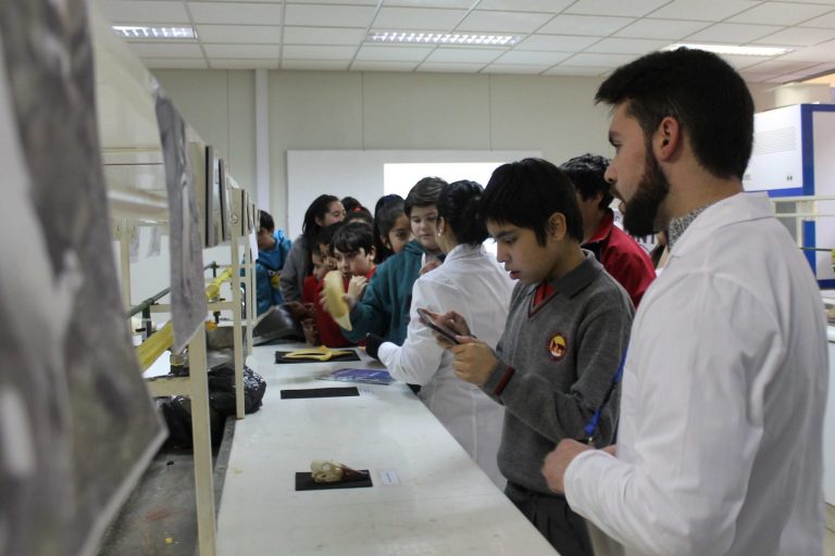 Niños, jóvenes y adultos aprenden sobre las maravillas de los océanos en la primera versión de la EXPOMAR