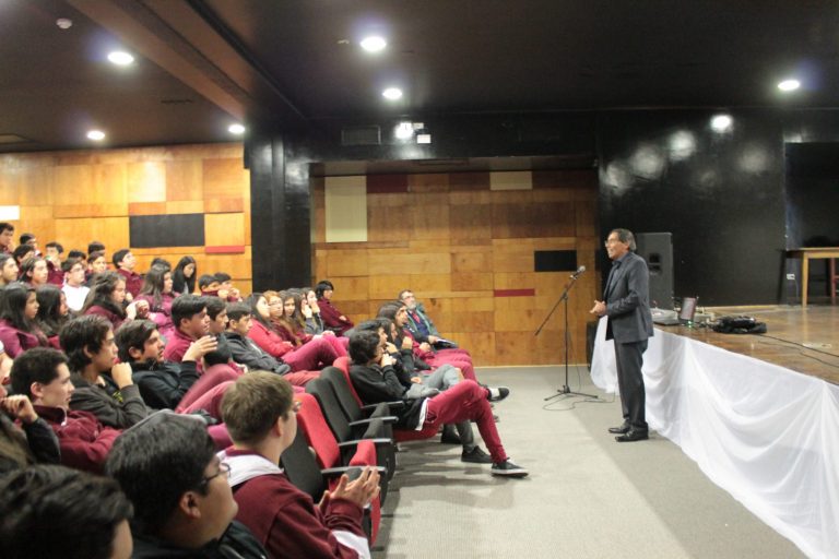 Astrónomo Guido Garay explicó a estudiantes de Porvenir dónde y cómo se forman las estrellas