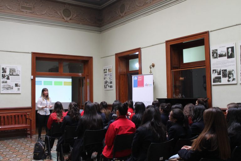 Inauguran exhibición sobre la vida y el legado de la destacada científica Marie Curie en el Museo Regional de Magallanes