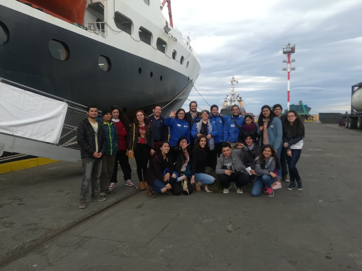 “Científicos junior” y estudiantes de la Universidad de Magallanes conocieron la labor del RRS Discovery, moderno buque británico de investigación oceanográfica