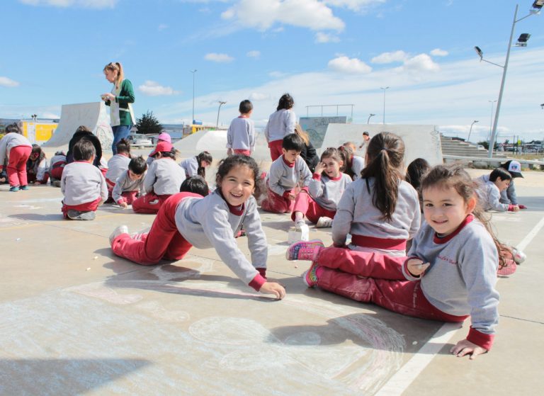 Párvulos del Colegio Charles Darwin dibujaron con tiza elementos representativos de la Región de Magallanes