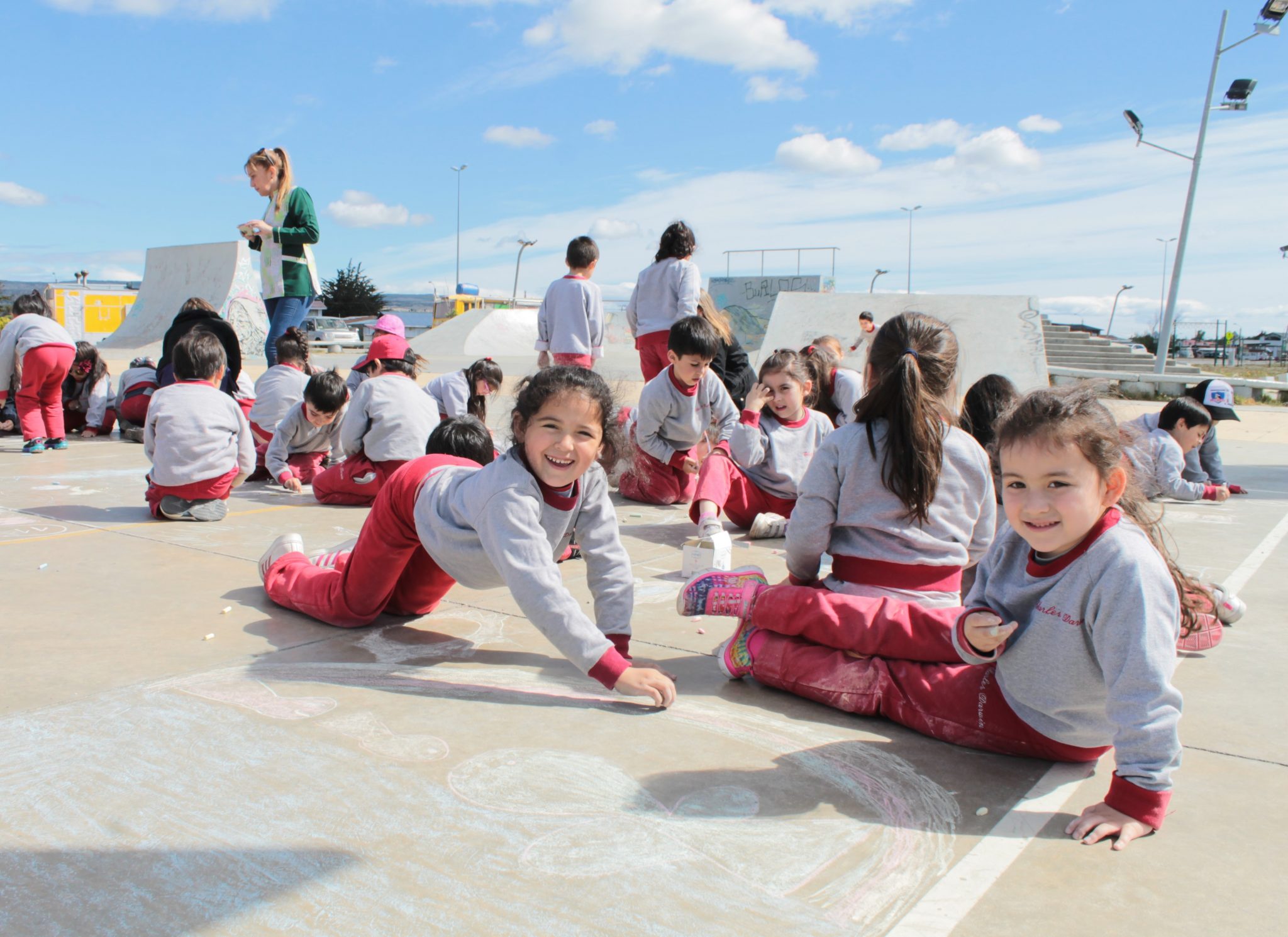 Párvulos del Colegio Charles Darwin dibujaron con tiza elementos representativos de la Región de Magallanes