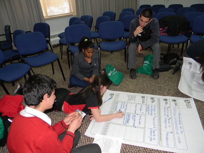 Dictan taller sobre depresión en la adolescencia a escolares y docentes