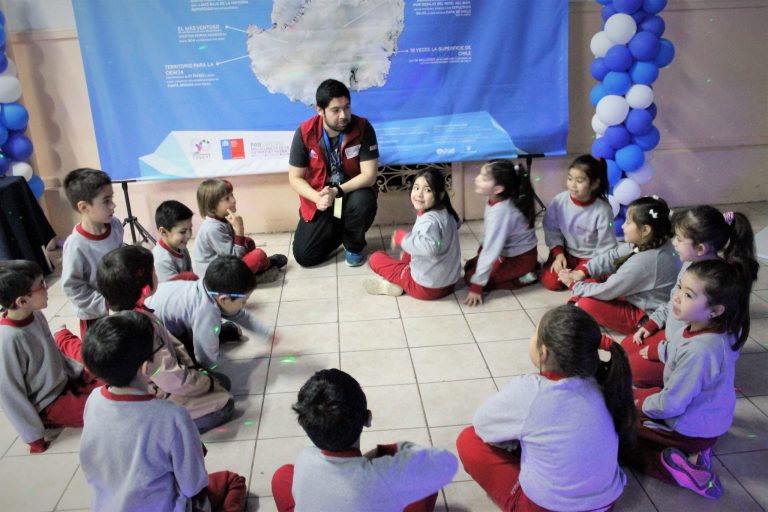 Muestra Antártica Extrema en Colegio Charles Darwin