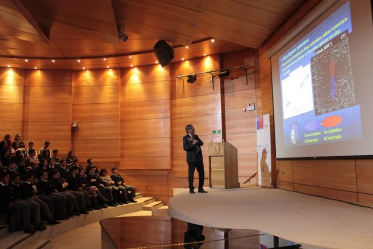 Estudiantes y profesores maravillados con el asombroso proceso de formación estelar