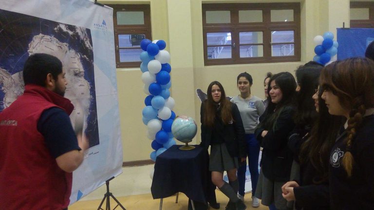 Inauguran Antártica Extrema en Liceo Luis Alberto Barrera
