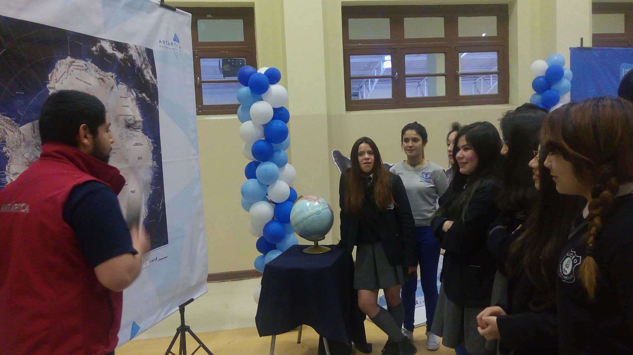 Inauguran Antártica Extrema en Liceo Luis Alberto Barrera