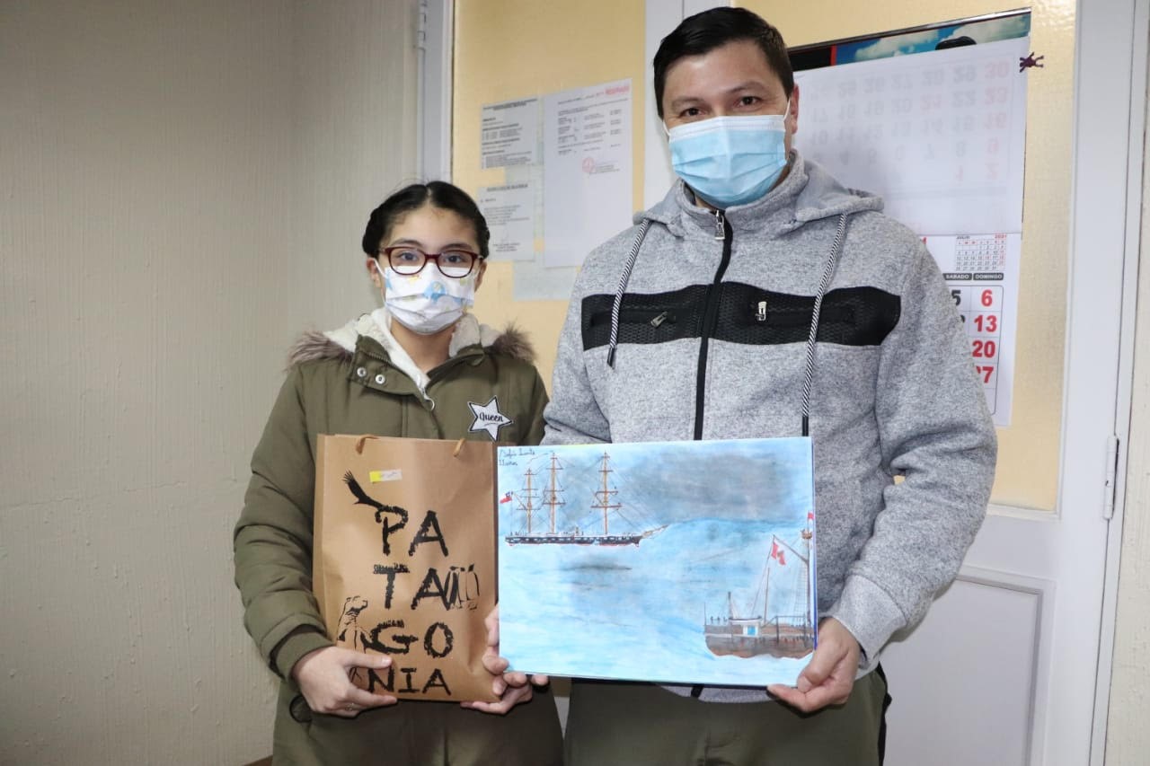 Niños y niñas recibieron libros de Explora Magallanes en concurso de dibujos