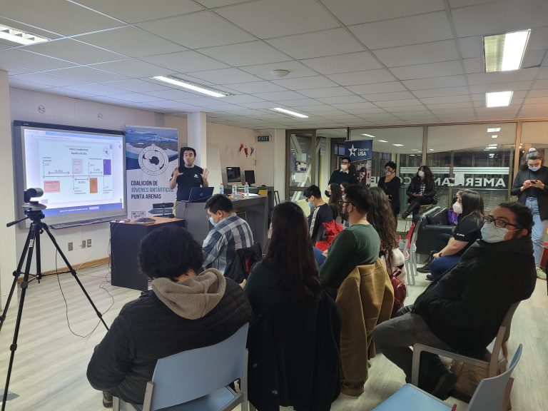 Asistentes destacaron conversatorio “Antártica, Medio Ambiente y Constitución”, impartido por el proyecto Explora Magallanes junto a la Coalición de Jóvenes Antárticos.